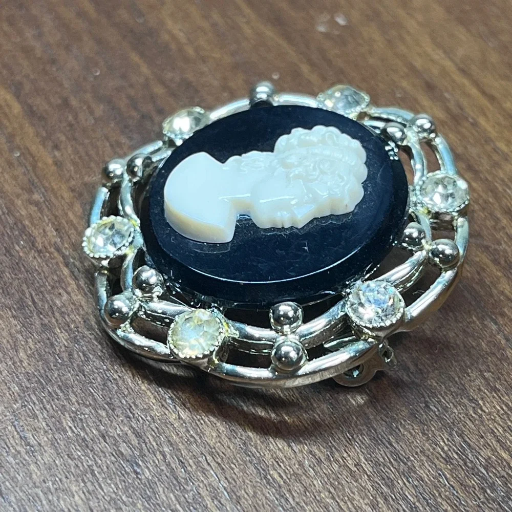 Vtg Silver Tone Black and White Cameo Rhinestone Round Brooch Victorian Style